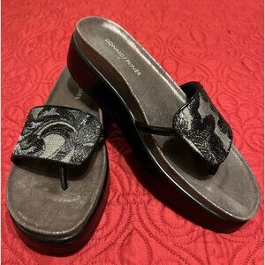 Donald J Pliner black Patton slip on platform sandals are beautiful!! Like new!!